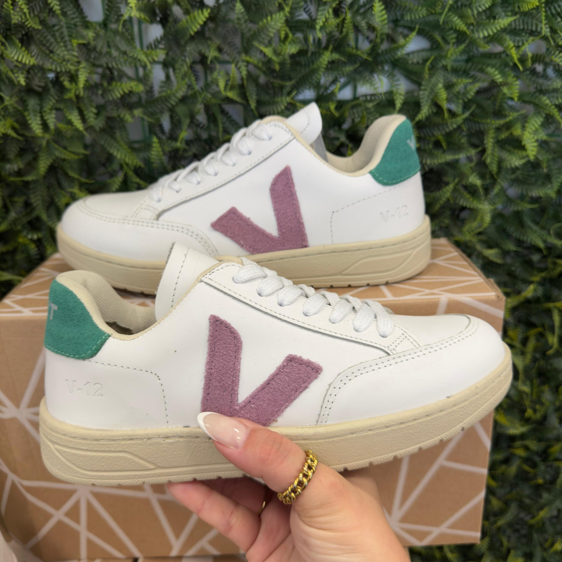 Tênis V-12 Cadarço Branco, Roxo e Verde Couro Legítimo