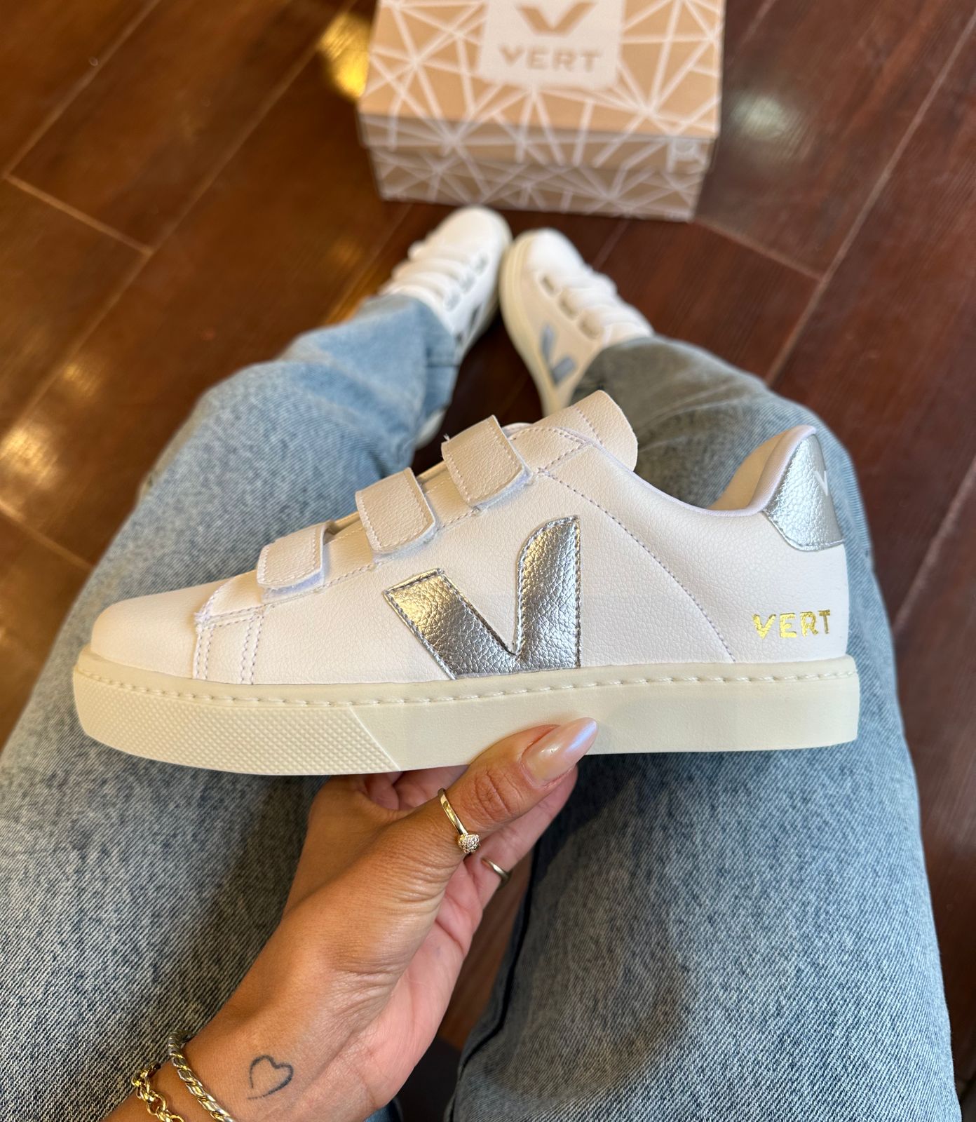 TĂȘnis Velcro Branco e Prata Premium