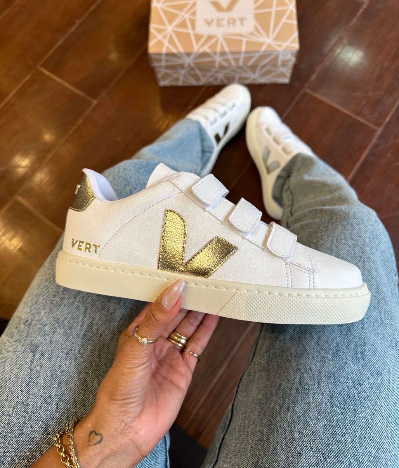 TĂȘnis Velcro Branco e Dourado Premium