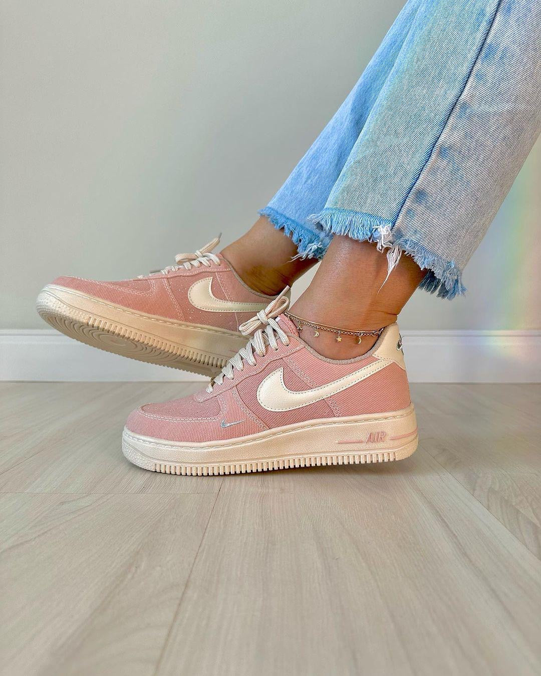 Tênis Nike Air Force 1 Flamingo Jeans Rose