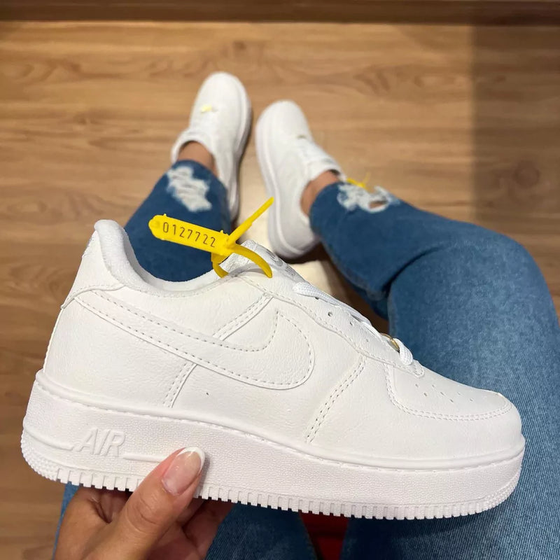 Tenis nike todo branco best sale feminino